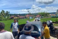 Polsek Linggo Sari Baganti dan warga memeriksa mobil terduga pelaku pencurian ternak yang rusak di Kampung Lagan Kaciak Mudiak, Pessel, Rabu (9/4/2025).