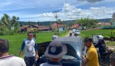 Polsek Linggo Sari Baganti dan warga memeriksa mobil terduga pelaku pencurian ternak yang rusak di Kampung Lagan Kaciak Mudiak, Pessel, Rabu (9/4/2025).