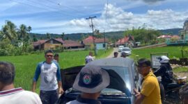 Polsek Linggo Sari Baganti dan warga memeriksa mobil terduga pelaku pencurian ternak yang rusak di Kampung Lagan Kaciak Mudiak, Pessel, Rabu (9/4/2025).