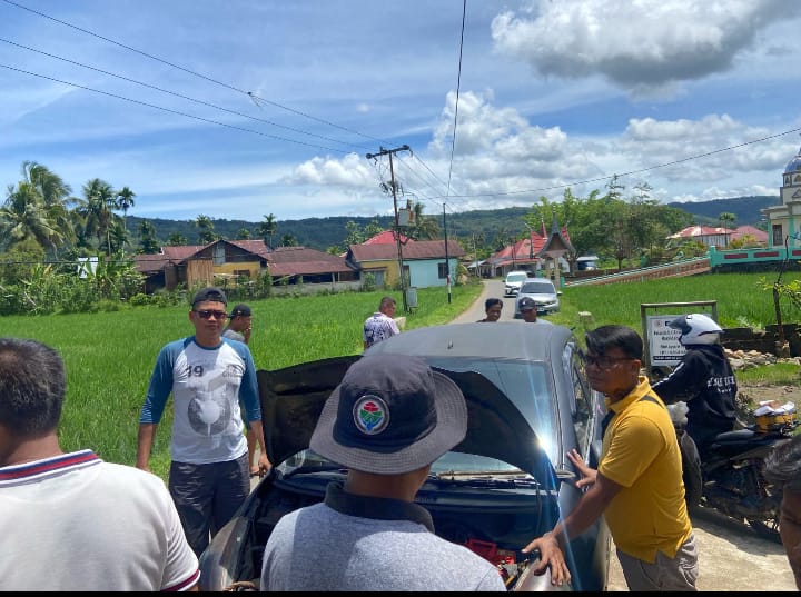 Polsek Linggo Sari Baganti dan warga memeriksa mobil terduga pelaku pencurian ternak yang rusak di Kampung Lagan Kaciak Mudiak, Pessel, Rabu (9/4/2025).