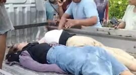 Tangkapan layar video yang beredar di media sosial yang menunjukkan proses evakuasi korban menggunakan mobil pikap.