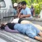 Tangkapan layar video yang beredar di media sosial yang menunjukkan proses evakuasi korban menggunakan mobil pikap.