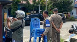 Petugas Satpol PP Pesisir Selatan saat menertibkan pedagang kaki lima (PKL) di kawasan Taman Spora Painan pada Kamis (10/04/2025).