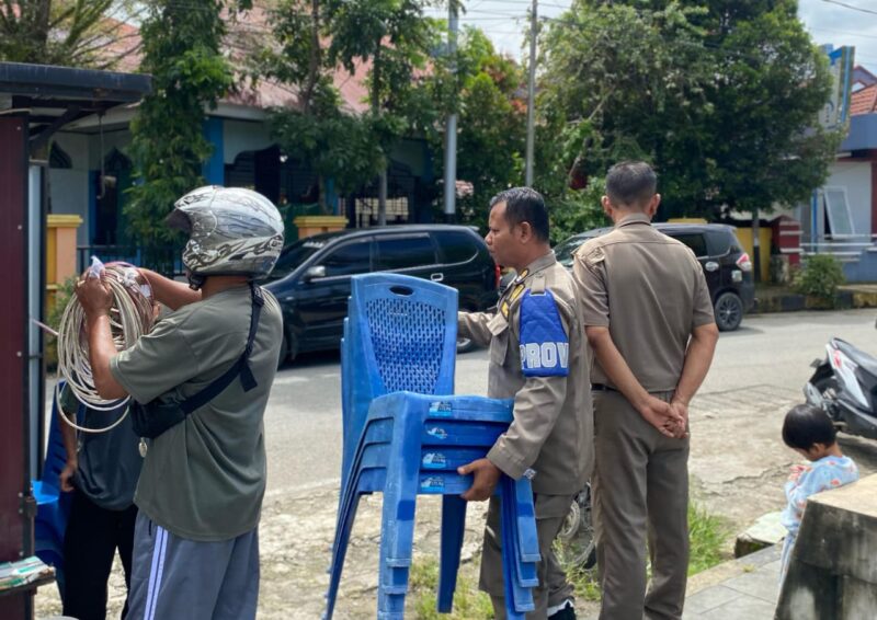 Petugas Satpol PP Pesisir Selatan saat menertibkan pedagang kaki lima (PKL) di kawasan Taman Spora Painan pada Kamis (10/04/2025).