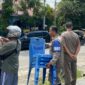 Petugas Satpol PP Pesisir Selatan saat menertibkan pedagang kaki lima (PKL) di kawasan Taman Spora Painan pada Kamis (10/04/2025).