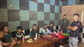 Tim Gabungan SK4 Pesisir Selatan yang terdiri dari personel Satpol PP, Polres, Kodim, TNI AL, dan Polisi Militer saat melakukan razia dan penertiban di salah satu tempat karaoke di Kampung Koto Tuo, Batang Kapas, Sabtu (12/4/2025) malam.
