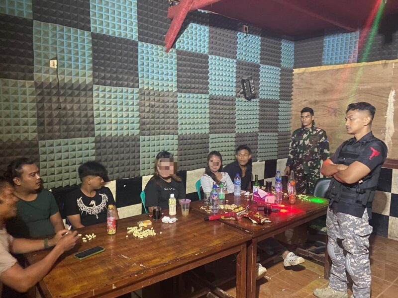 Tim Gabungan SK4 Pesisir Selatan yang terdiri dari personel Satpol PP, Polres, Kodim, TNI AL, dan Polisi Militer saat melakukan razia dan penertiban di salah satu tempat karaoke di Kampung Koto Tuo, Batang Kapas, Sabtu (12/4/2025) malam.
