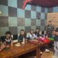 Tim Gabungan SK4 Pesisir Selatan yang terdiri dari personel Satpol PP, Polres, Kodim, TNI AL, dan Polisi Militer saat melakukan razia dan penertiban di salah satu tempat karaoke di Kampung Koto Tuo, Batang Kapas, Sabtu (12/4/2025) malam.

