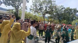 Peserta pawai budaya tampak saling melempar pisang dengan penuh semangat di depan Kantor Bupati Pesisir Selatan, disaksikan langsung oleh Bupati Hendrajoni dan para tamu undangan.

