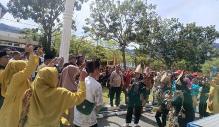 Heboh! Peserta Pawai Budaya Saling Lempar Pisang di Depan Kantor Bupati Pessel