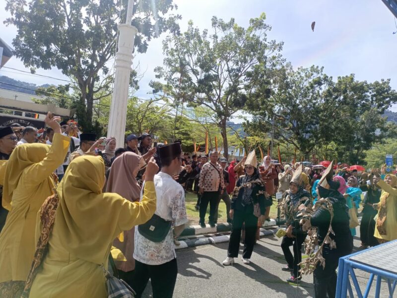 Peserta pawai budaya tampak saling melempar pisang dengan penuh semangat di depan Kantor Bupati Pesisir Selatan, disaksikan langsung oleh Bupati Hendrajoni dan para tamu undangan.

