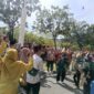 Peserta pawai budaya tampak saling melempar pisang dengan penuh semangat di depan Kantor Bupati Pesisir Selatan, disaksikan langsung oleh Bupati Hendrajoni dan para tamu undangan.

