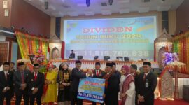 Direktur Kredit dan Syariah Bank Nagari Hafid Dauli saat menyerahkan Deviden sebesar Rp11,8 miliar kepada Bupati Pesisir Selatan Hendrajoni