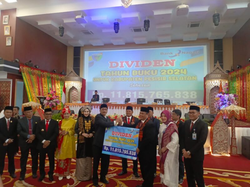 Direktur Kredit dan Syariah Bank Nagari Hafid Dauli saat menyerahkan Deviden sebesar Rp11,8 miliar kepada Bupati Pesisir Selatan Hendrajoni