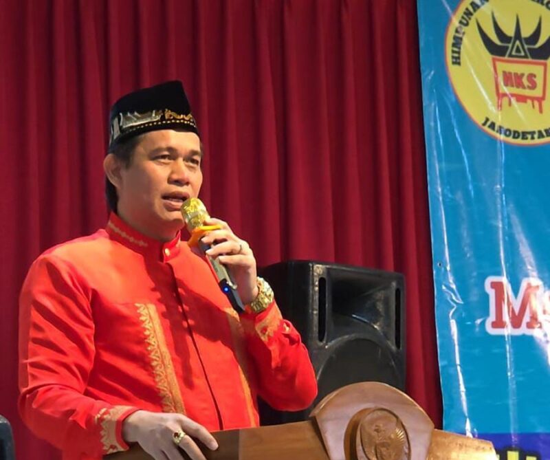 Anak Salido yang kini menjabat sebagai Direktur Eksekutif Minang Diaspora Network-Global (MDNG) atau Jaringan Perantau Minang Sedunia, Burmalis Ilyas saat memberikan sambutan dalam acara Halal Bihalal Himpunan Keluarga Salido se-jabodetabek.