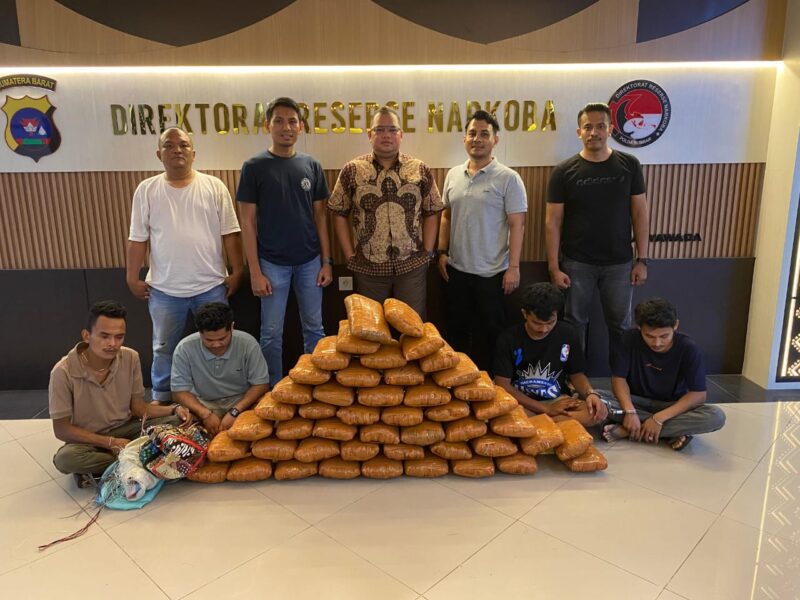 Ditresnarkoba Polda Sumbar saat mengamankan pelaku beserta barang bukti 