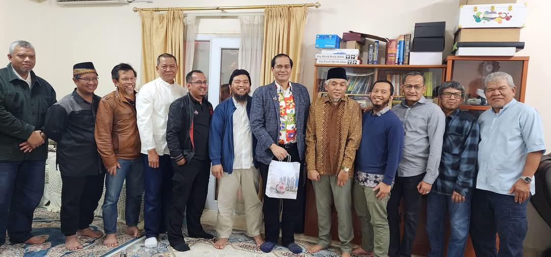 Direktur Eksekutif Minang Diaspora Network-Global Burmalis Ilyas bersama Ketua Umum IKM Qatar sebelumnya Doni Putra Madjid dan jajaran pengurus saat di Qatar