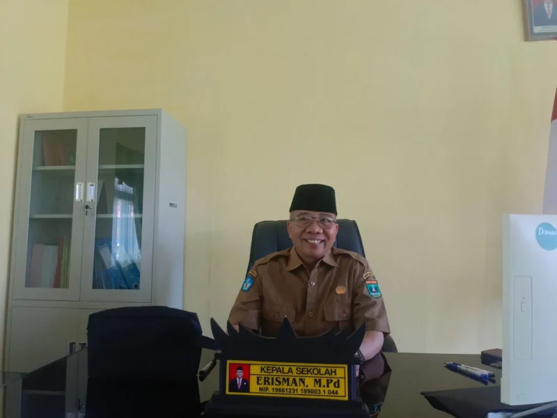 Kepala SMA Negeri 2 Painan, Erisman 