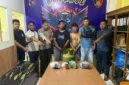 2 pelaku pencurian saat diamankan di Mapolsek Linggo Sari Baganti bersama sejumlah barang bukti hasil curian berupa puluhan bungkus rokok dan tabung gas. (Foto: Dok. Polsek Linggo Sari Baganti)