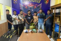 2 pelaku pencurian saat diamankan di Mapolsek Linggo Sari Baganti bersama sejumlah barang bukti hasil curian berupa puluhan bungkus rokok dan tabung gas. (Foto: Dok. Polsek Linggo Sari Baganti)