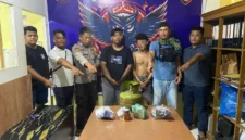 2 pelaku pencurian saat diamankan di Mapolsek Linggo Sari Baganti bersama sejumlah barang bukti hasil curian berupa puluhan bungkus rokok dan tabung gas. (Foto: Dok. Polsek Linggo Sari Baganti)
