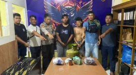 2 pelaku pencurian saat diamankan di Mapolsek Linggo Sari Baganti bersama sejumlah barang bukti hasil curian berupa puluhan bungkus rokok dan tabung gas. (Foto: Dok. Polsek Linggo Sari Baganti)