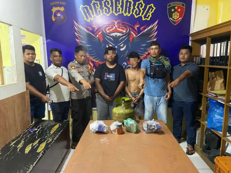 2 pelaku pencurian saat diamankan di Mapolsek Linggo Sari Baganti bersama sejumlah barang bukti hasil curian berupa puluhan bungkus rokok dan tabung gas. (Foto: Dok. Polsek Linggo Sari Baganti)