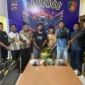 2 pelaku pencurian saat diamankan di Mapolsek Linggo Sari Baganti bersama sejumlah barang bukti hasil curian berupa puluhan bungkus rokok dan tabung gas. (Foto: Dok. Polsek Linggo Sari Baganti)