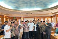 Foto bersama usai pertemuan antara Menteri Kehutanan Raja Juli Antoni, Wakil Ketua Komisi VI DPR RI Andre Rosiade dan ninik mamak dari Pesisir Selatan, termasuk Ketua dan Wakil Ketua DPRD, anggota DPRD, serta 25 perwakilan warga