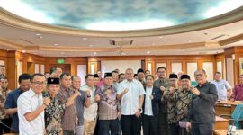 Foto bersama usai pertemuan antara Menteri Kehutanan Raja Juli Antoni, Wakil Ketua Komisi VI DPR RI Andre Rosiade dan ninik mamak dari Pesisir Selatan, termasuk Ketua dan Wakil Ketua DPRD, anggota DPRD, serta 25 perwakilan warga