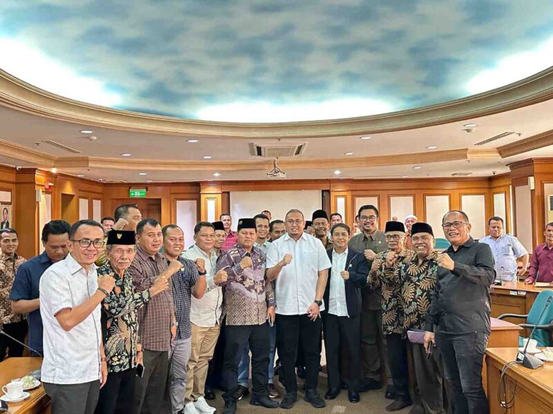 Foto bersama usai pertemuan antara Menteri Kehutanan Raja Juli Antoni, Wakil Ketua Komisi VI DPR RI Andre Rosiade dan ninik mamak dari Pesisir Selatan, termasuk Ketua dan Wakil Ketua DPRD, anggota DPRD, serta 25 perwakilan warga