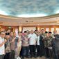 Foto bersama usai pertemuan antara Menteri Kehutanan Raja Juli Antoni, Wakil Ketua Komisi VI DPR RI Andre Rosiade dan ninik mamak dari Pesisir Selatan, termasuk Ketua dan Wakil Ketua DPRD, anggota DPRD, serta 25 perwakilan warga