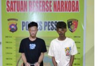 Dua pemuda asal Kecamatan Lengayang saat diamankan di Mapolres Pesisir Selatan setelah ditangkap dalam kasus peredaran narkotika jenis sabu.