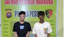 Dua pemuda asal Kecamatan Lengayang saat diamankan di Mapolres Pesisir Selatan setelah ditangkap dalam kasus peredaran narkotika jenis sabu.