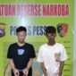 Dua pemuda asal Kecamatan Lengayang saat diamankan di Mapolres Pesisir Selatan setelah ditangkap dalam kasus peredaran narkotika jenis sabu.