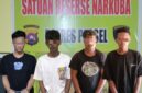 Empat pemuda yang diduga sebagai pengedar narkoba jenis sabu berhasil diringkus Satresnarkoba Polres Pessel dalam waktu satu hari di dua kecamatan.