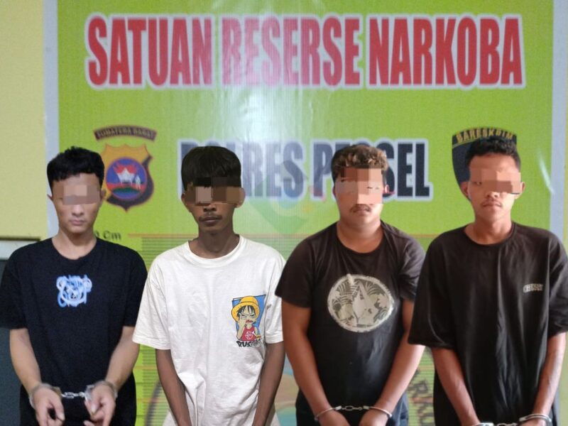 Empat pemuda yang diduga sebagai pengedar narkoba jenis sabu berhasil diringkus Satresnarkoba Polres Pessel dalam waktu satu hari di dua kecamatan.
