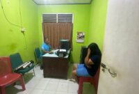 Personel Satpol PP dan Damkar Kabupaten Pesisir Selatan memproses wanita berinisial RFN (40), yang diduga sebagai pekerja seks komersial (PSK), usai diamankan dalam razia tim gabungan SK4.