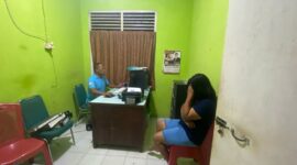 Personel Satpol PP dan Damkar Kabupaten Pesisir Selatan memproses wanita berinisial RFN (40), yang diduga sebagai pekerja seks komersial (PSK), usai diamankan dalam razia tim gabungan SK4.