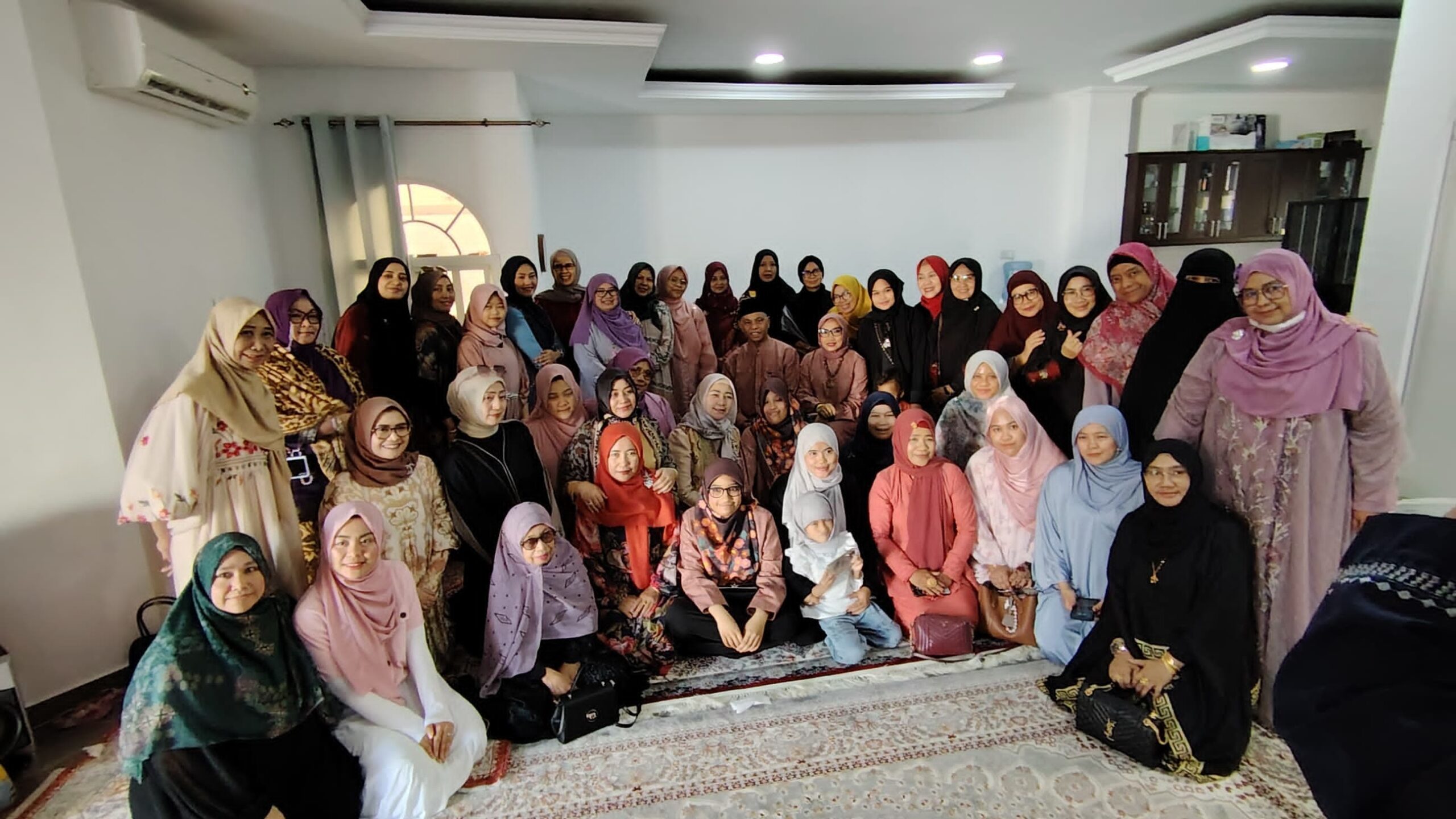 Foto bersama seusai Halal bihalal sekaligus pengukuhan Pengukuhan Pengurus Ikatan Keluarga Minang (IKM) Qatar