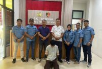 Salah satu terduga pelaku persetubuhan terhadap anak saat diamankan di Mapolres Pesisir Selatan, Jumat (2/5/2025). Foto: Humas Polres Pessel