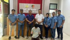 Salah satu terduga pelaku persetubuhan terhadap anak saat diamankan di Mapolres Pesisir Selatan, Jumat (2/5/2025). Foto: Humas Polres Pessel