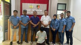 Salah satu terduga pelaku persetubuhan terhadap anak saat diamankan di Mapolres Pesisir Selatan, Jumat (2/5/2025). Foto: Humas Polres Pessel