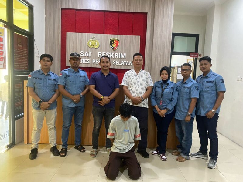 Salah satu terduga pelaku persetubuhan terhadap anak saat diamankan di Mapolres Pesisir Selatan, Jumat (2/5/2025). Foto: Humas Polres Pessel
