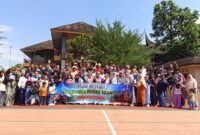 Perantau asal Kecamatan Sutera, Pesisir Selatan berfoto bersama usai rangkaian acara Halal Bihalal Ikesta Jabodetabek di Villa Arkato, Cijeruk, Bogor, Sabtu-Ahad (3-4/5/2025)