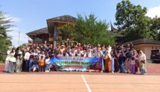 Perantau asal Kecamatan Sutera, Pesisir Selatan berfoto bersama usai rangkaian acara Halal Bihalal Ikesta Jabodetabek di Villa Arkato, Cijeruk, Bogor, Sabtu-Ahad (3-4/5/2025)