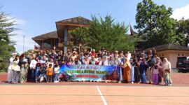 Perantau asal Kecamatan Sutera, Pesisir Selatan berfoto bersama usai rangkaian acara Halal Bihalal Ikesta Jabodetabek di Villa Arkato, Cijeruk, Bogor, Sabtu-Ahad (3-4/5/2025)