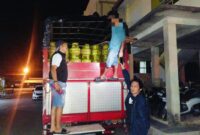 Petugas Satreskrim Polres Pesisir Selatan saat mengamankan truk bermuatan 500 tabung gas elpiji 3 kg bersubsidi yang diduga akan diselundupkan ke Jambi, Rabu (7/5/2025) malam.
