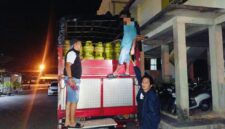 Petugas Satreskrim Polres Pesisir Selatan saat mengamankan truk bermuatan 500 tabung gas elpiji 3 kg bersubsidi yang diduga akan diselundupkan ke Jambi, Rabu (7/5/2025) malam.
