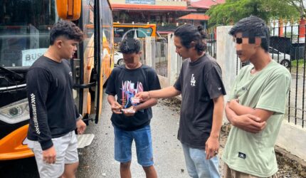 Diduga Lakukan Pungli, 2 Pemuda Diciduk Polisi Saat Jaga Parkir Liar di Pantai Carocok